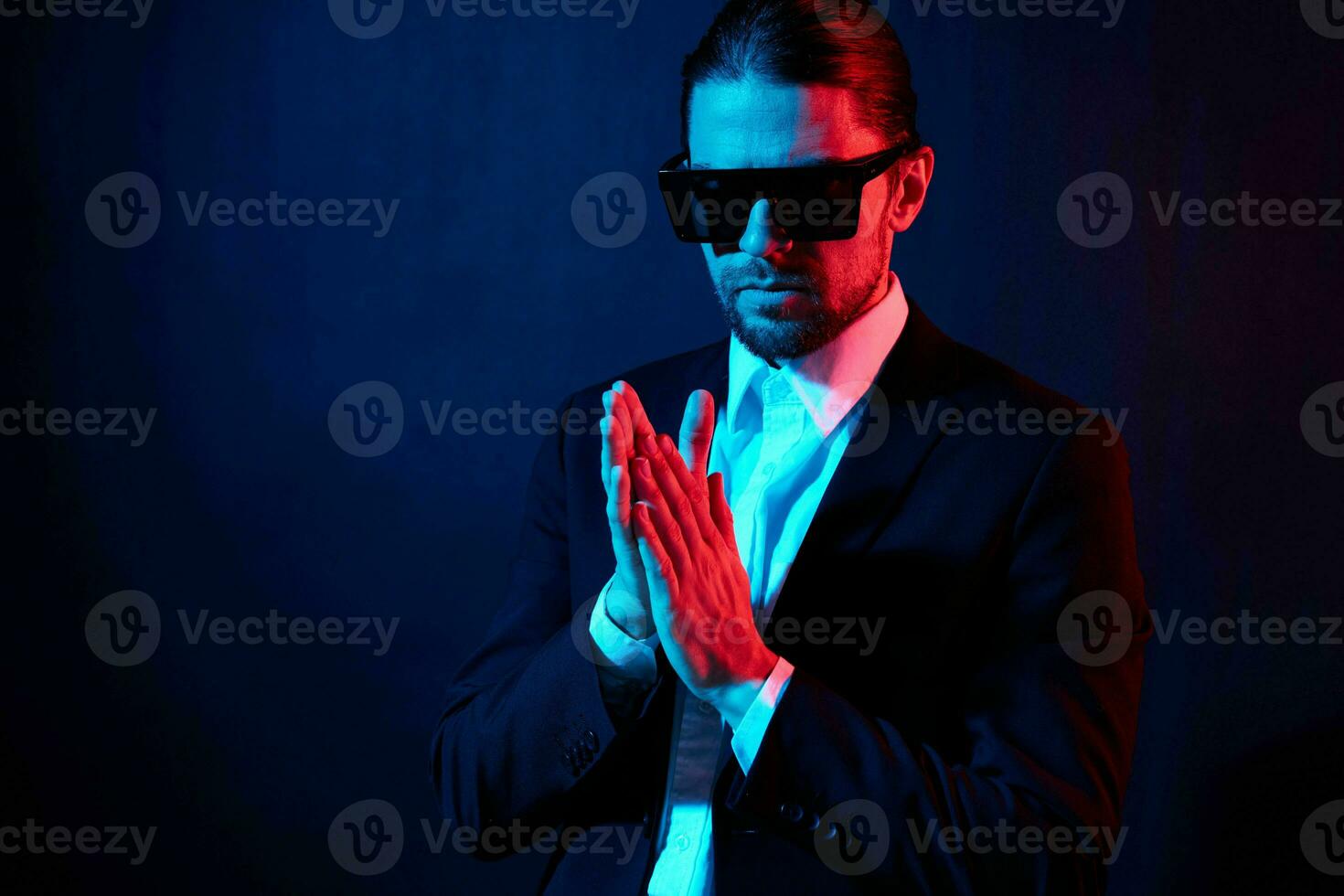 retrato de un hombre moderno estilo traje Moda Gafas de sol oscuro antecedentes foto