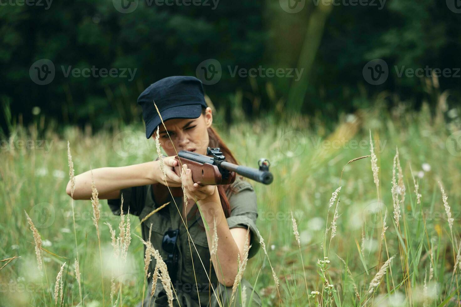 mujer en naturaleza arma en mano caza visión verde hojas foto