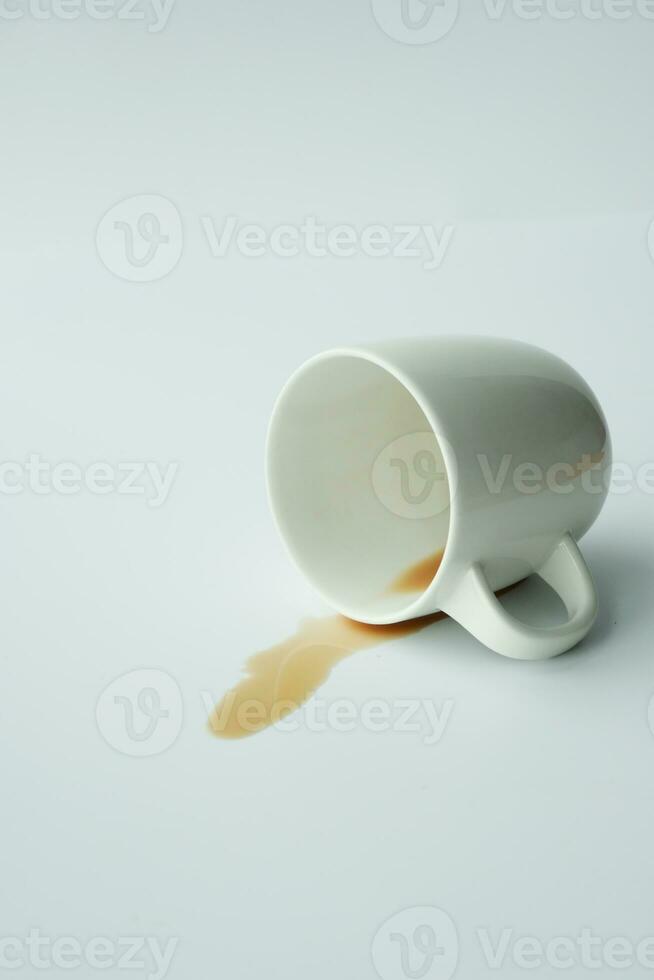 taza de café derramado en blanco antecedentes foto