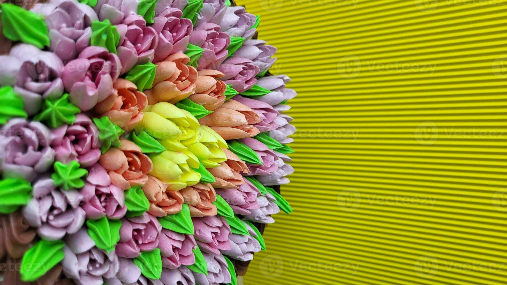 multicolor crema tulipanes en un pastel en un antecedentes de amarillo acanalado papel foto