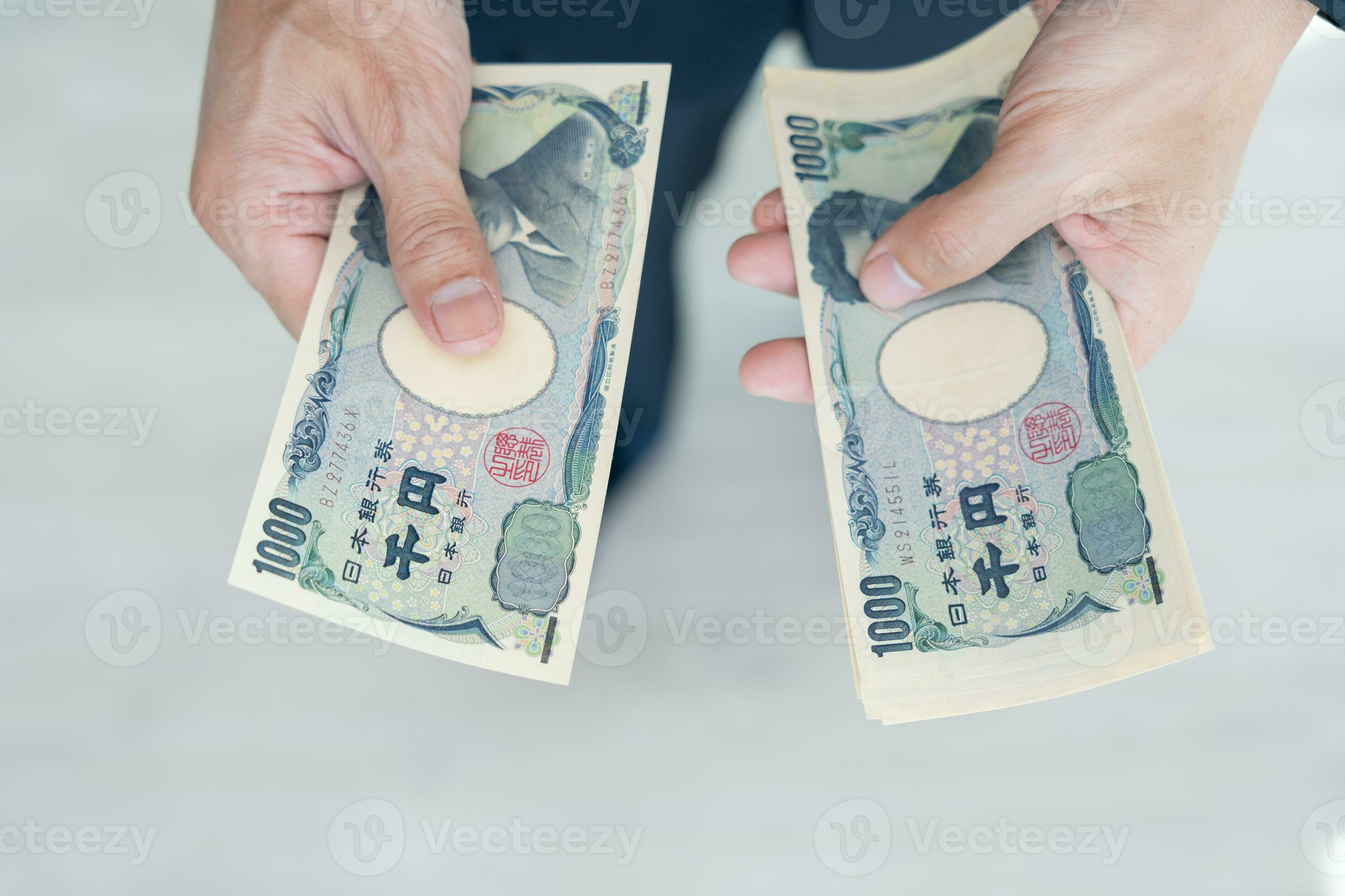 japonés yen dinero. cerca arriba de el japonés yen en mano. moneda de