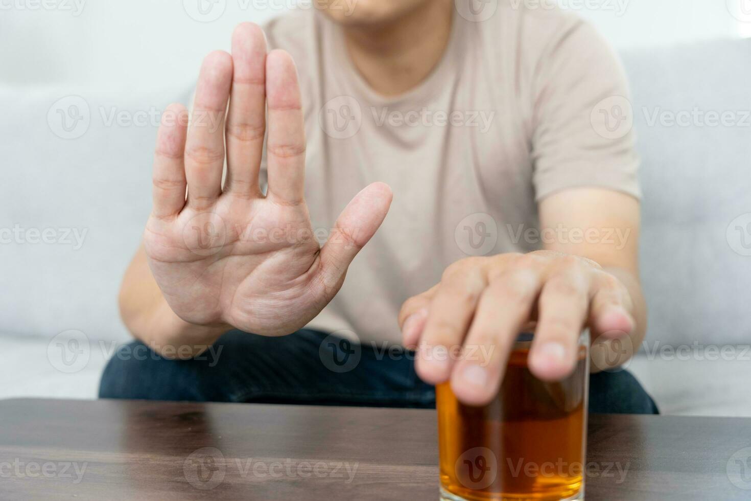 hombre se niega decir No y evitar a bebida un alcohol whisky , parada mano firmar masculino, alcoholismo tratamiento, alcohol adiccion, dejar bebida alcohólica, detener Bebiendo alcohol. negar vaso espíritu, insalubre, rechazar foto