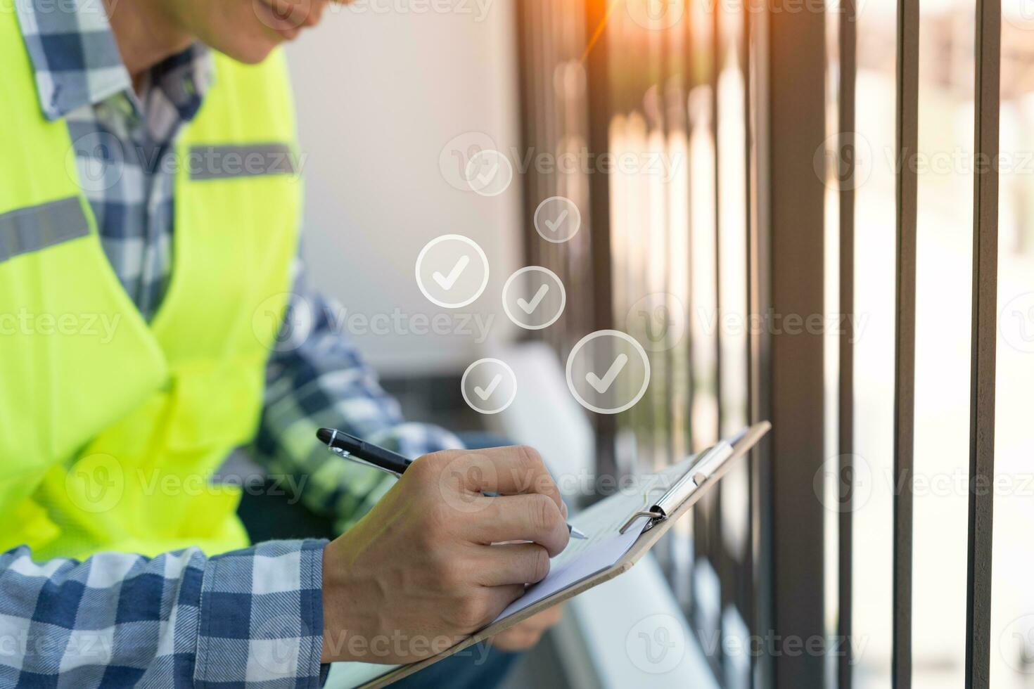 el inspector o ingeniero está inspeccionando la construcción y el aseguramiento de la calidad de la nueva casa usando una lista de verificación. ingenieros o arquitectos o contratistas trabajan para construir la casa antes de entregársela al propietario foto