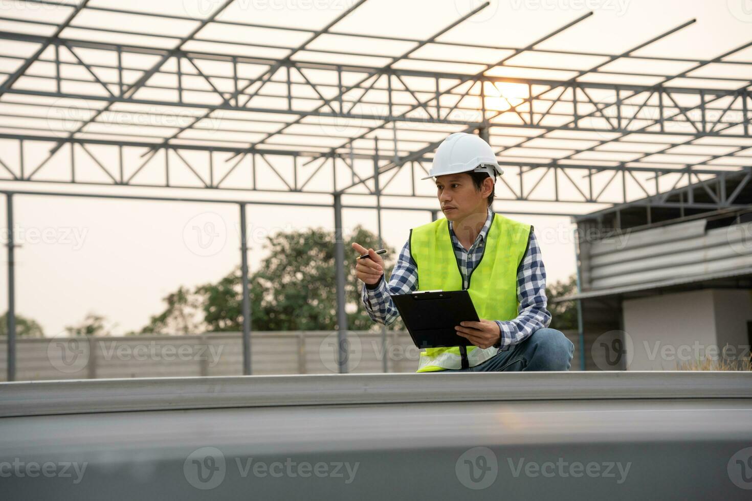 inspector o ingeniero es inspeccionando construcción y calidad garantía nuevo fábrica utilizando un Lista de Verificación. ingenieros o arquitectos o contactor trabajo a construir el fábrica antes de entrega eso terminado a el propietario foto