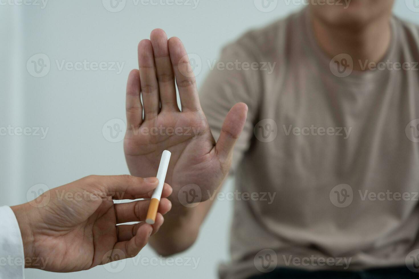 No Fumar. el hombre deja de fumar, se niega, rechaza, rompe el cigarrillo, dice que no. dejar de fumar por salud. día mundial del tabaco. drogas, cáncer de pulmón, enfisema, enfermedad pulmonar, narcótico, efecto nicotina foto