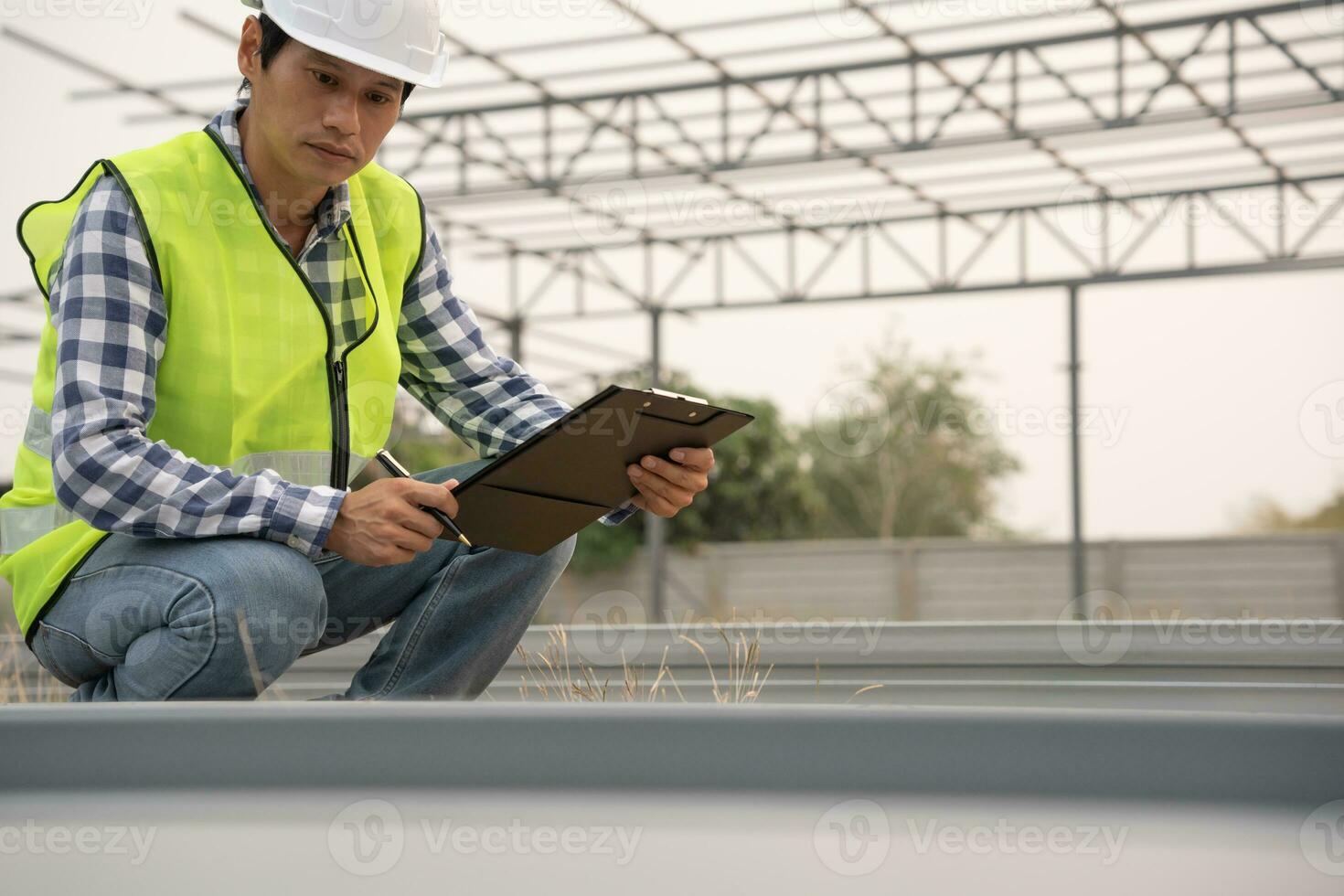 inspector o ingeniero es inspeccionando construcción y calidad garantía nuevo fábrica utilizando un Lista de Verificación. ingenieros o arquitectos o contactor trabajo a construir el fábrica antes de entrega eso terminado a el propietario foto