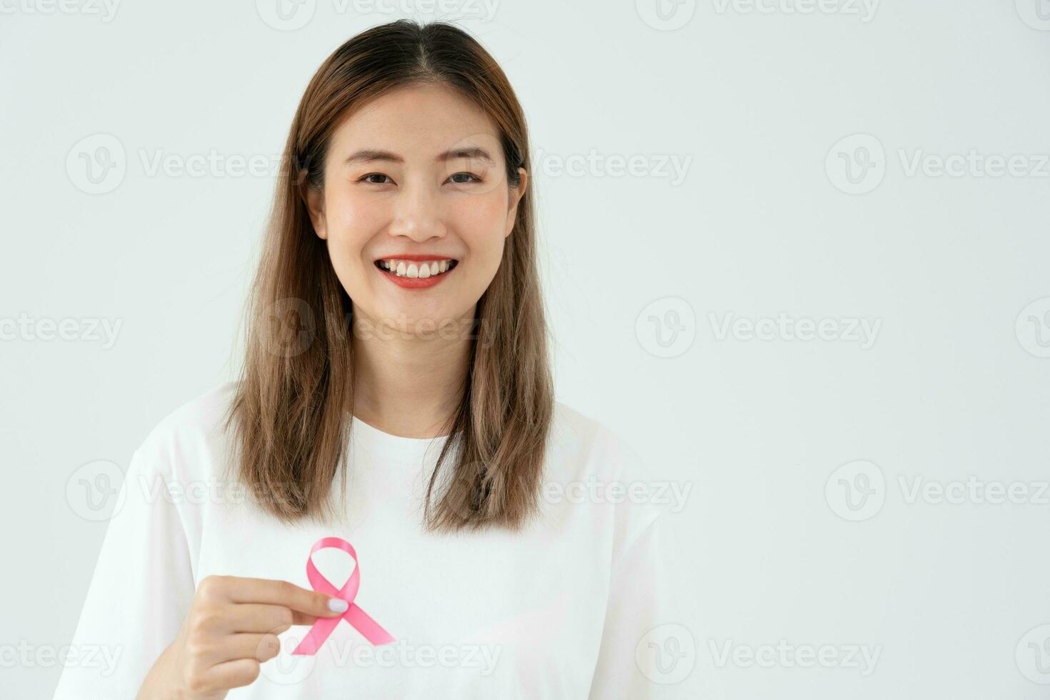 mujer sostenga la conciencia del cáncer de mama de cinta rosa. conciencia de control de salud femenina. día internacional de la mujer y día mundial contra el cáncer. cáncer de signo, simbólico, cuidado de la salud, pacientes de apoyo, diagnóstico oportuno foto