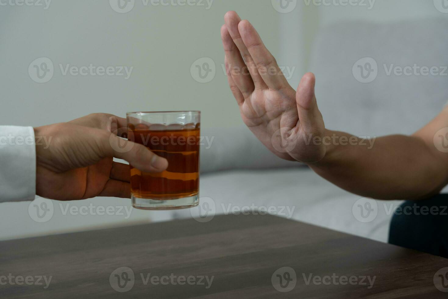 hombre se niega decir No y evitar a bebida un alcohol whisky , parada mano firmar masculino, alcoholismo tratamiento, alcohol adiccion, dejar bebida alcohólica, detener Bebiendo alcohol. negar vaso espíritu, insalubre, rechazar foto