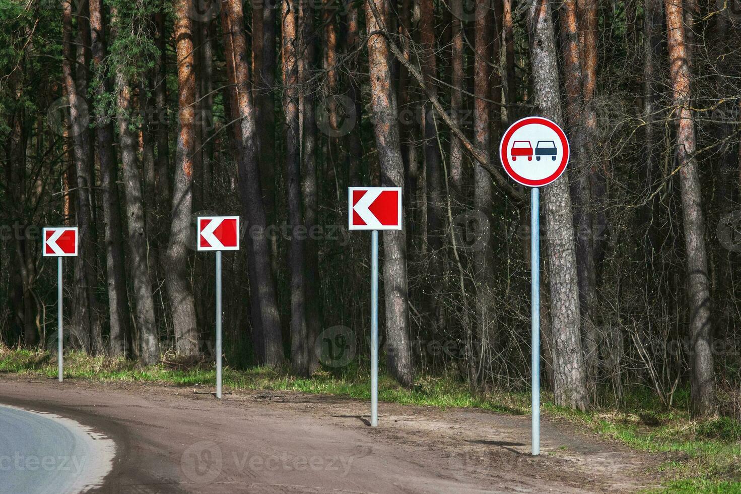 No paso la carretera firmar en devanado la carretera en el bosque foto