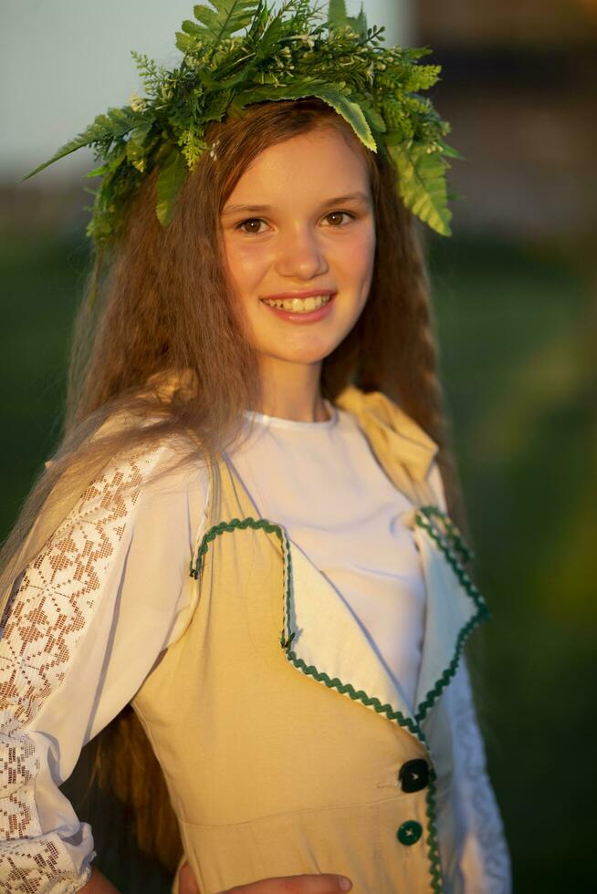 08 29 2020 bielorrusia, lyaskovichi. un fiesta en el ciudad. un niña en un guirnalda de hierbas a el ivan Kupala día festivo. foto