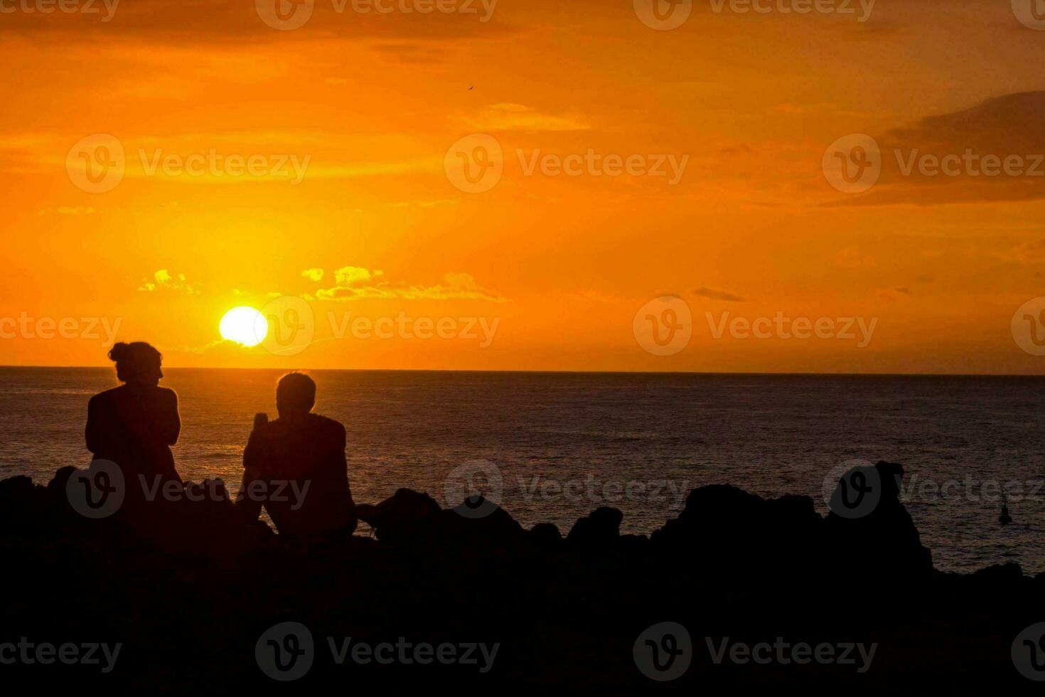 puesta de sol sobre el mar foto