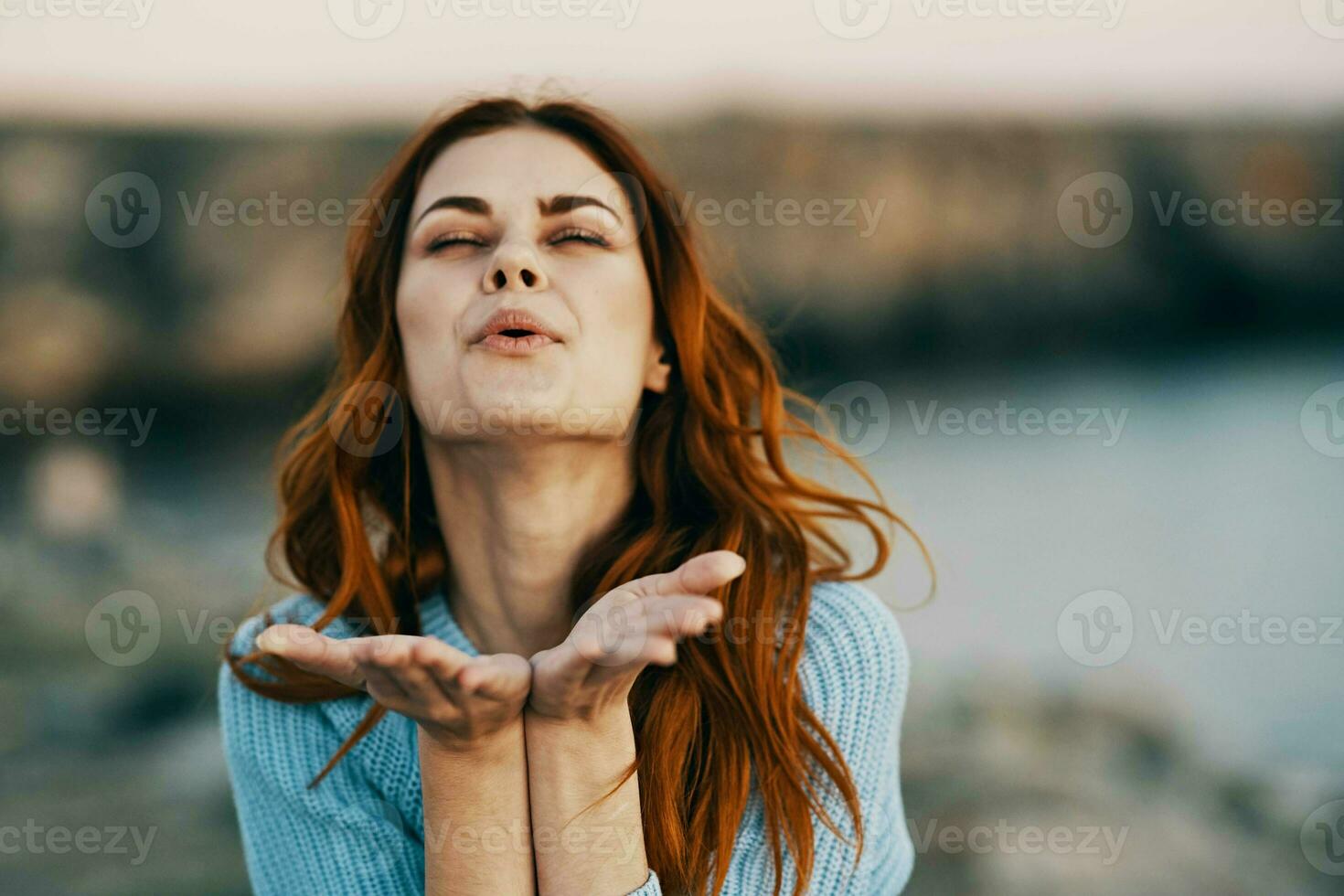 alegre mujer al aire libre paisaje montañas libertad foto