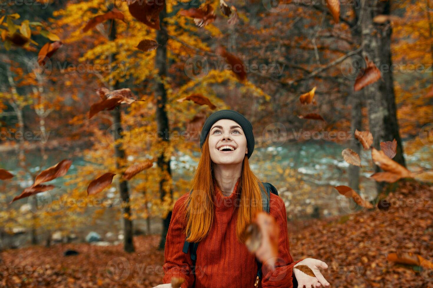 alegre mujer viajes en el otoño bosque en naturaleza cerca el río y alto arboles en el antecedentes foto