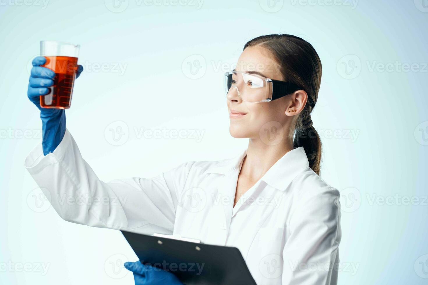 hembra laboratorio asistente investigación biotecnología profesional análisis foto