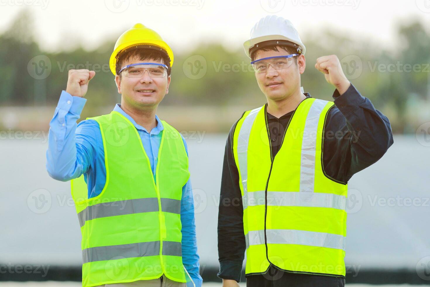 dos profesional ingenieros que se discute y alegre en éxito durante trabajando a el paneles a solar energía en boya flotante.eco tecnología para eléctrico poder en industria. foto