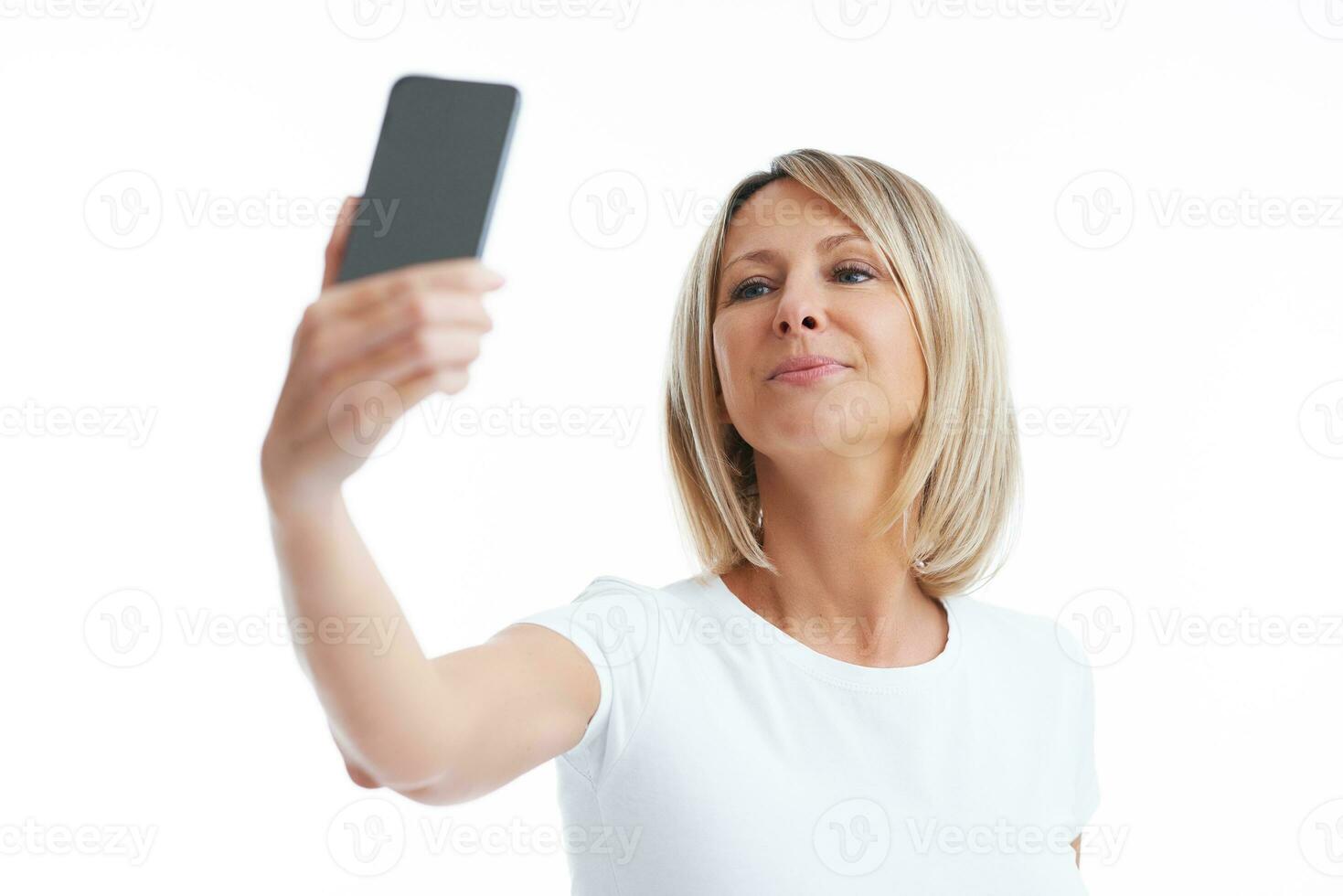 imagen de rubia mujer terminado espalda aislado antecedentes con móvil teléfono foto