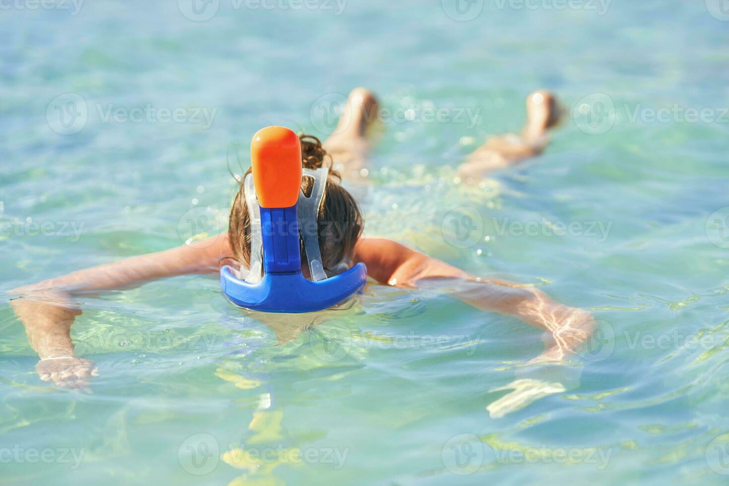 mujer bucear en agua de rojo mar foto