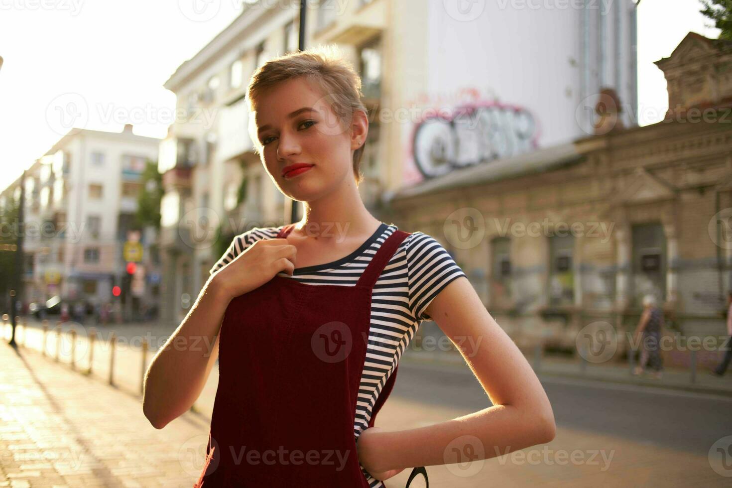 bonito mujer al aire libre caminar Fresco aire ocio foto