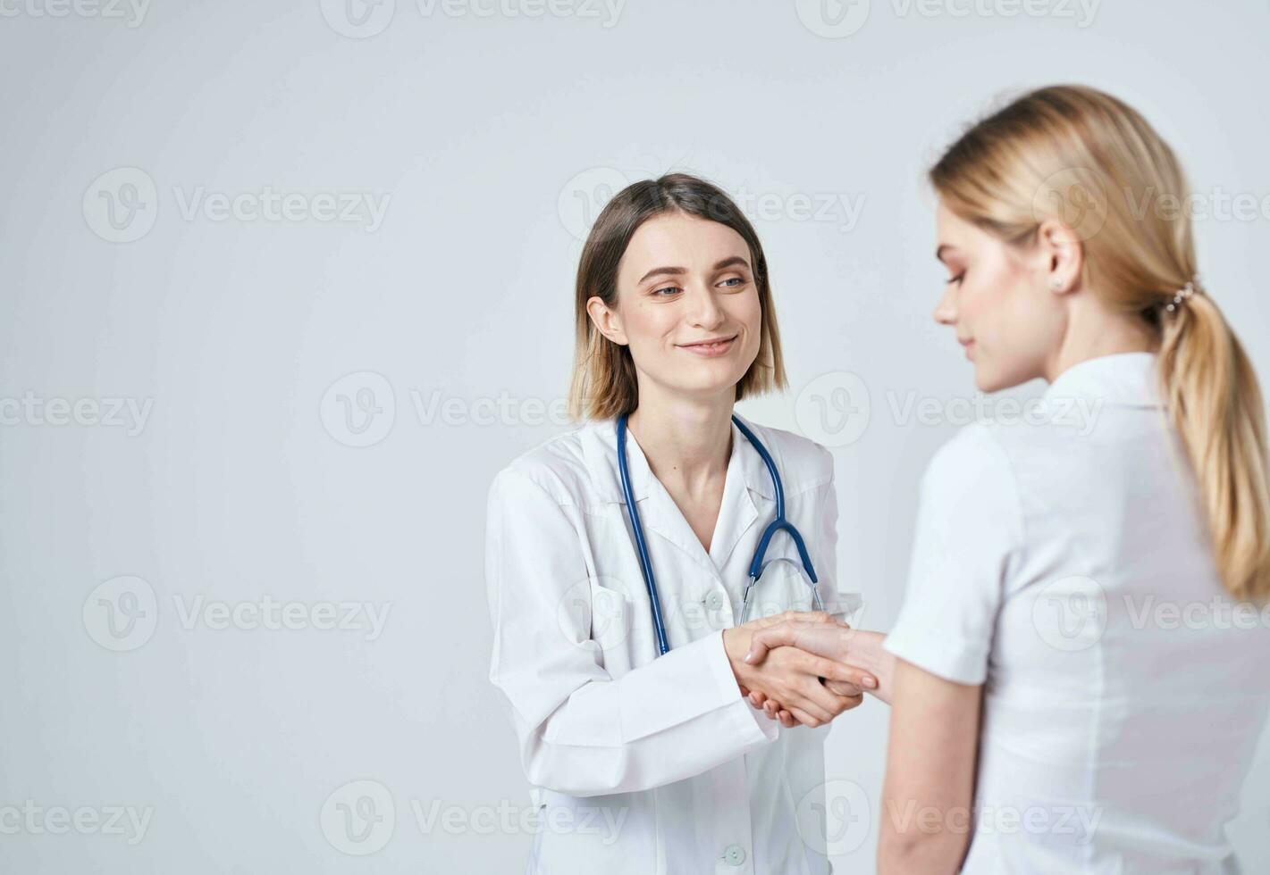 contento mujer médico en médico vestido con estetoscopio y paciente espalda ver foto