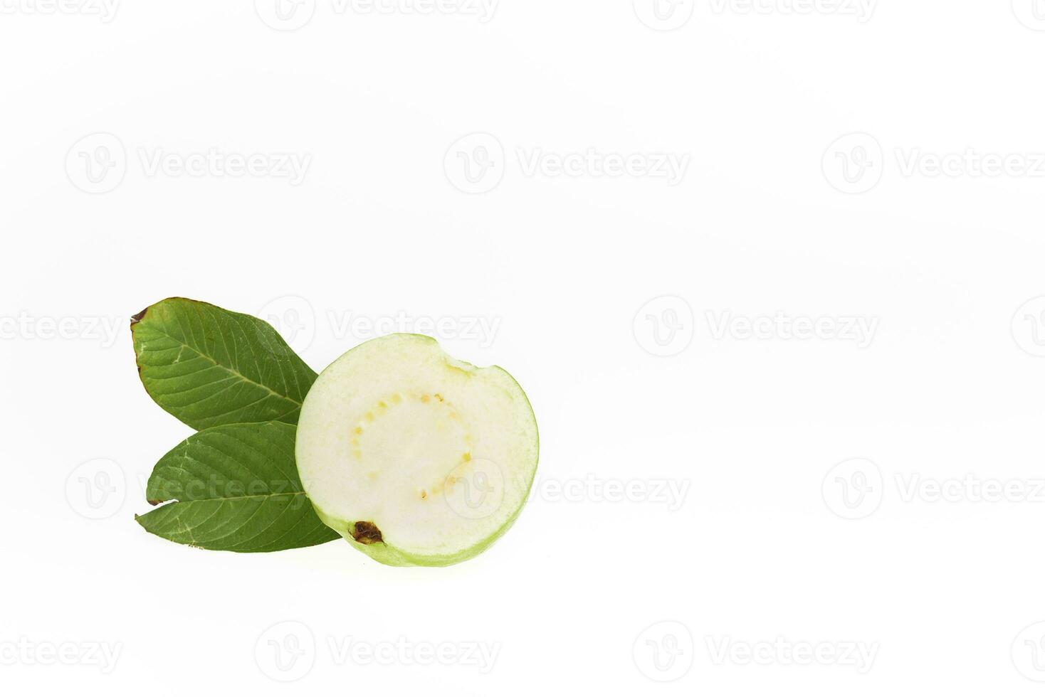 guayabas sobre fondo blanco foto