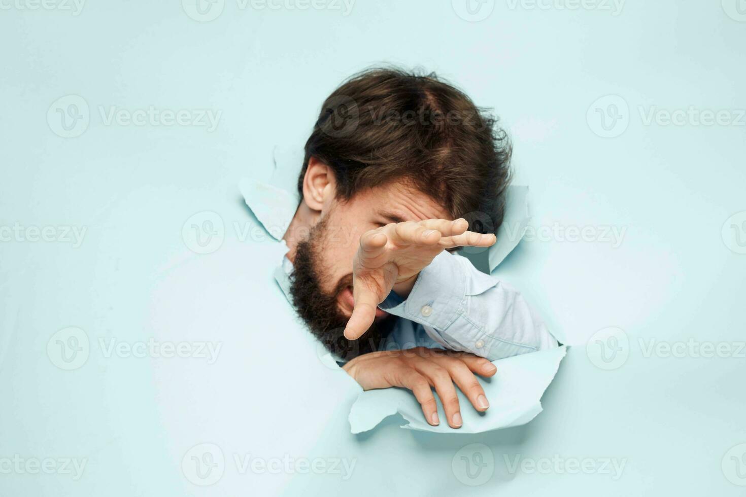 un hombre rompe mediante un pared de emoción a un trabajo oficina oficial foto