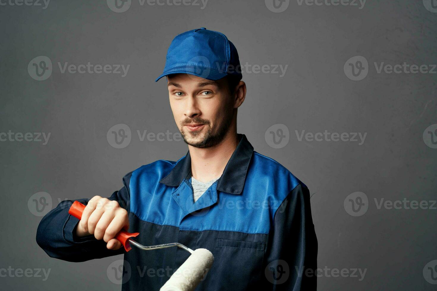 un hombre en un trabajando uniforme un pintor renovación de un Departamento decoración trabajo foto