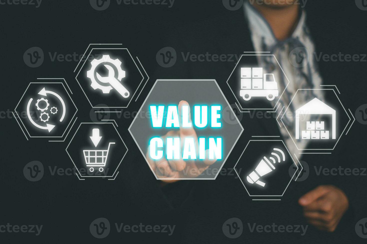 valor cadena concepto, negocio mujer mano participación valor cadena icono en virtual pantalla. foto