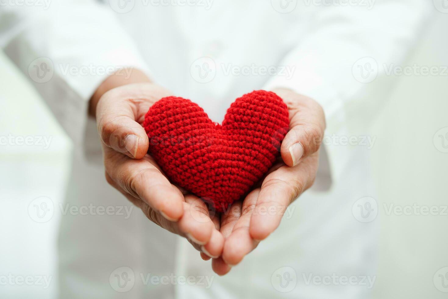 doctora asiática con corazón rojo para la salud en el hospital. foto