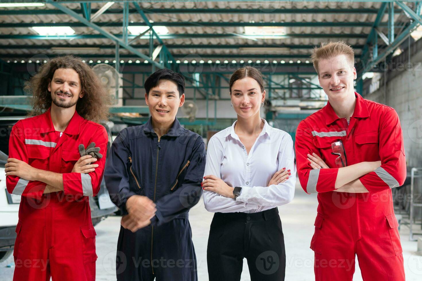 retrato de confidente gerentes y auto mecánico equipo en pie con brazos cruzado en un reparar cochera, coche reparar y mantenimiento conceptos foto