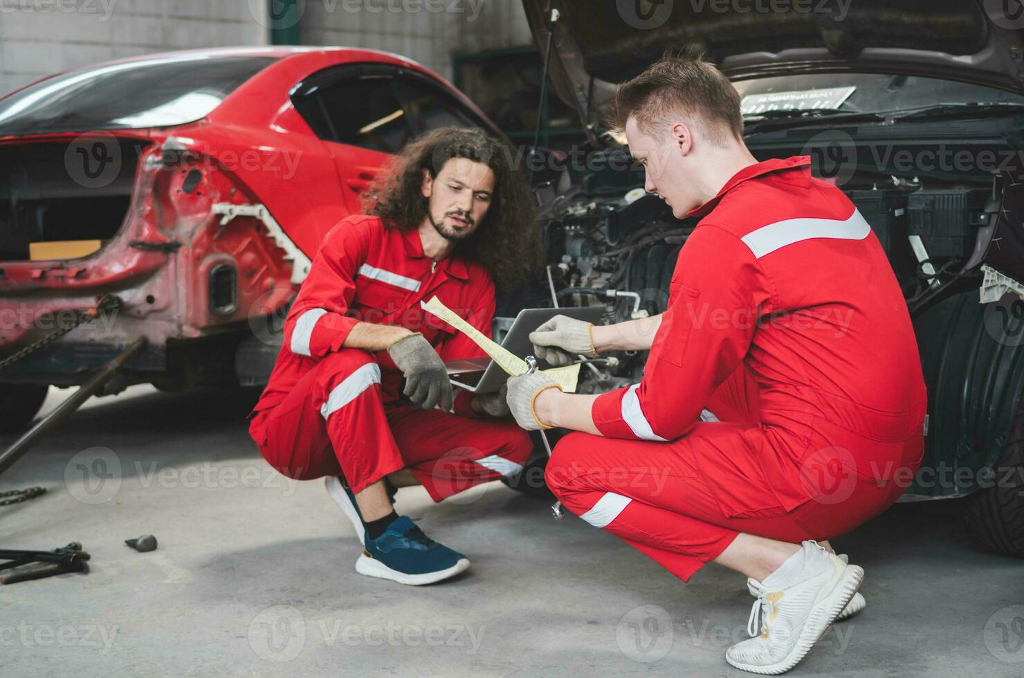 joven caucásico coche mecánico con un Lista de Verificación, mecánica en uniforme son trabajando en auto servicio, técnico comprobación moderno coche a cochera, coche reparar y mantenimiento conceptos foto