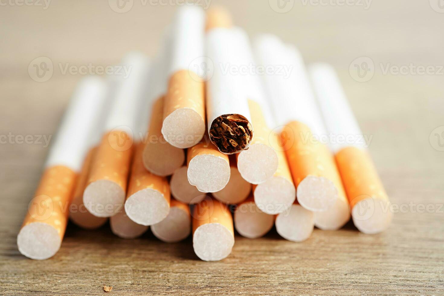 cigarrillo, rollo de tabaco en papel con tubo de filtro, concepto de no fumar. foto