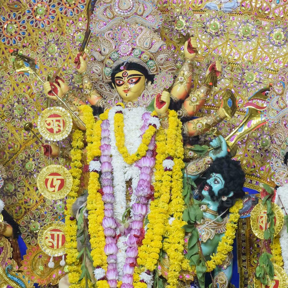 diosa durga con aspecto tradicional en una vista de cerca en un sur de kolkata durga puja, ídolo de durga puja, el festival hindú navratri más grande de la india foto