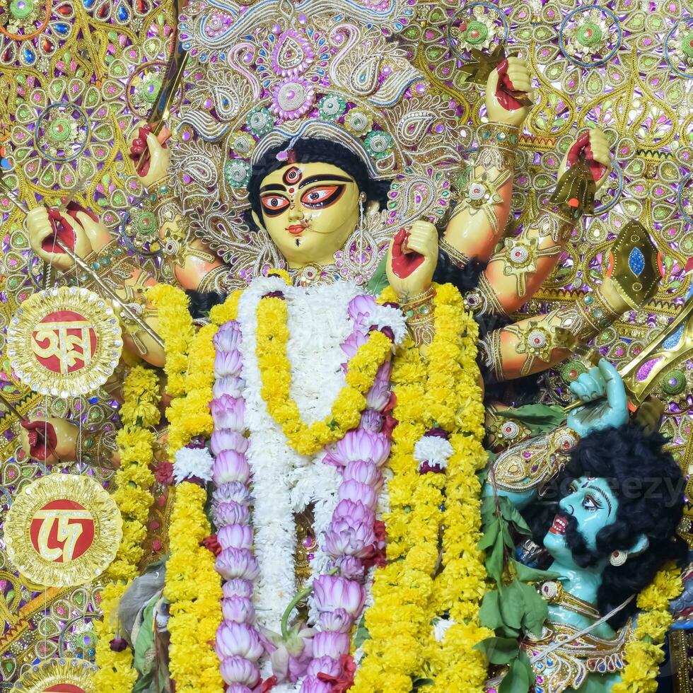 diosa durga con aspecto tradicional en una vista de cerca en un sur de kolkata durga puja, ídolo de durga puja, el festival hindú navratri más grande de la india foto