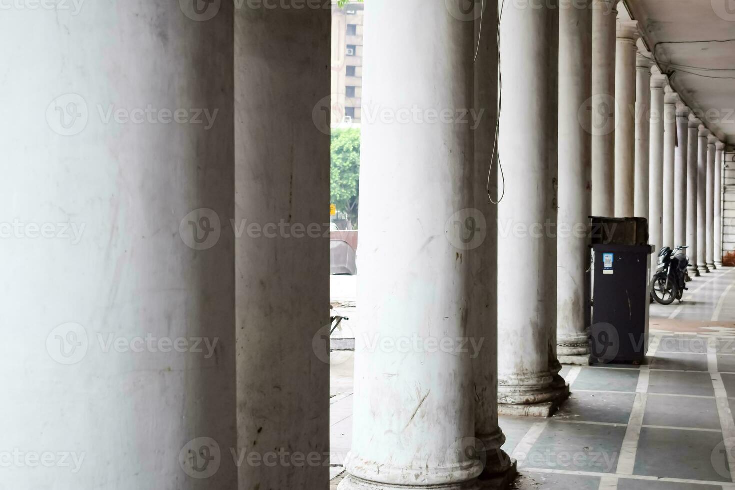 Famous business district Connaught Place know as CP Delhi in the centre of New Delhi India with Offices, Banks and Shopping. British style architecture CP in Delhi, India photo