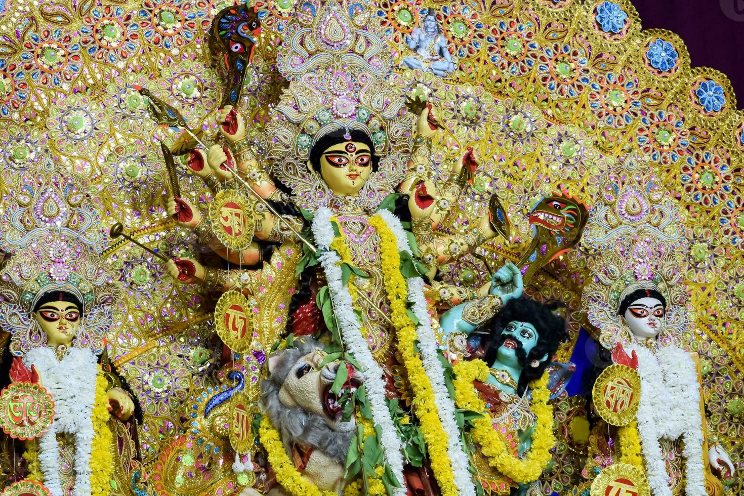 diosa durga con aspecto tradicional en una vista de cerca en un sur de kolkata durga puja, ídolo de durga puja, el festival hindú navratri más grande de la india foto