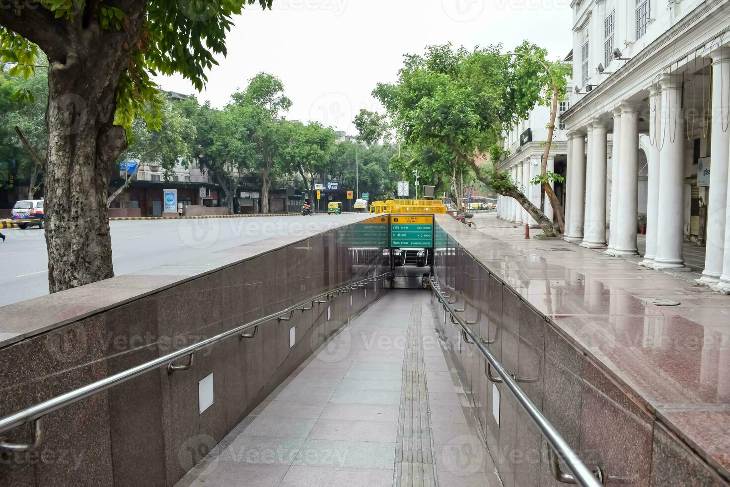 Famous business district Connaught Place know as CP Delhi in the centre of New Delhi India with Offices, Banks and Shopping. British style architecture CP in Delhi, India photo
