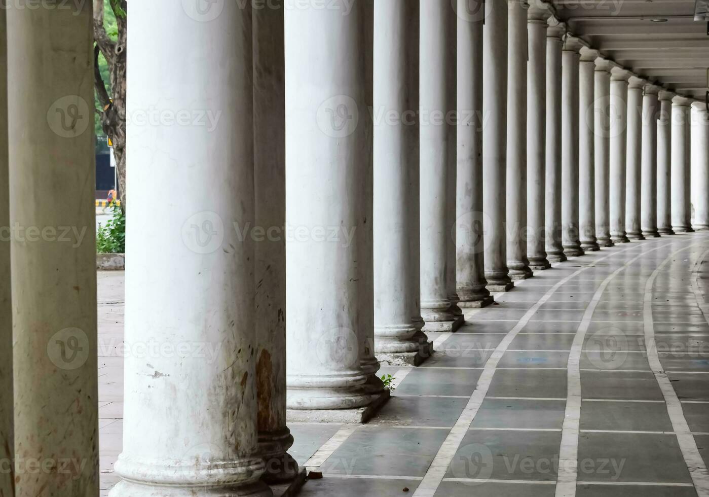 Famous business district Connaught Place know as CP Delhi in the centre of New Delhi India with Offices, Banks and Shopping. British style architecture CP in Delhi, India photo