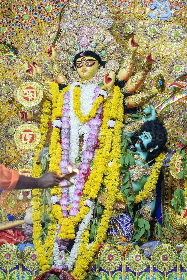 diosa durga con aspecto tradicional en una vista de cerca en un sur de kolkata durga puja, ídolo de durga puja, el festival hindú navratri más grande de la india foto