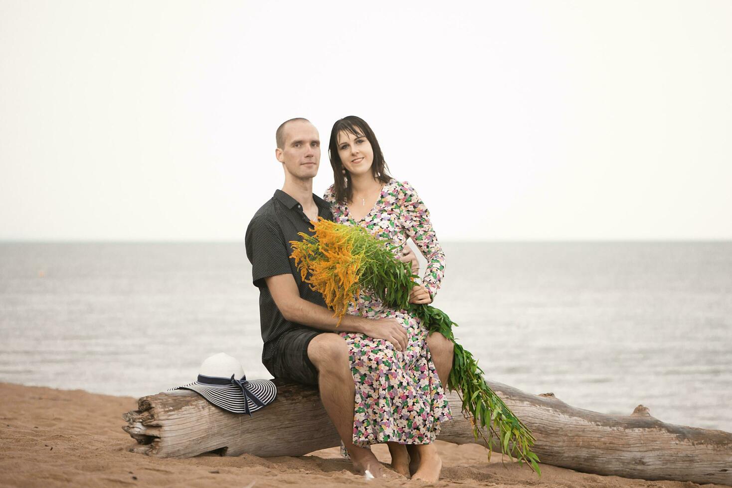 romántico joven Pareja en amor en el playa foto