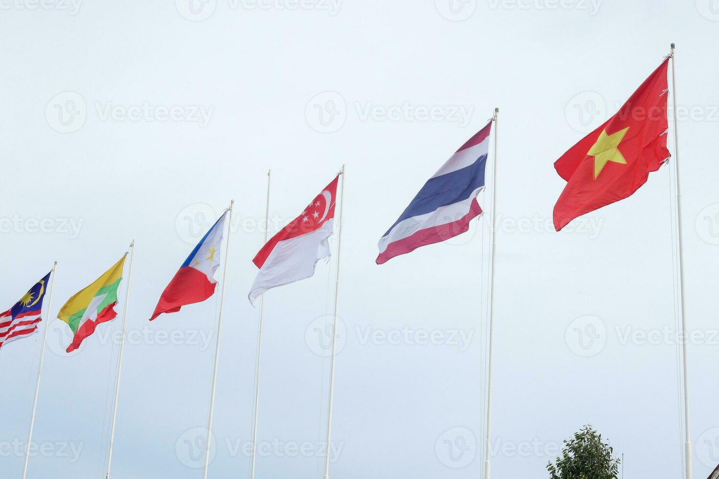 el banderas de asociación de Sureste asiático naciones el claro azul cielo. foto