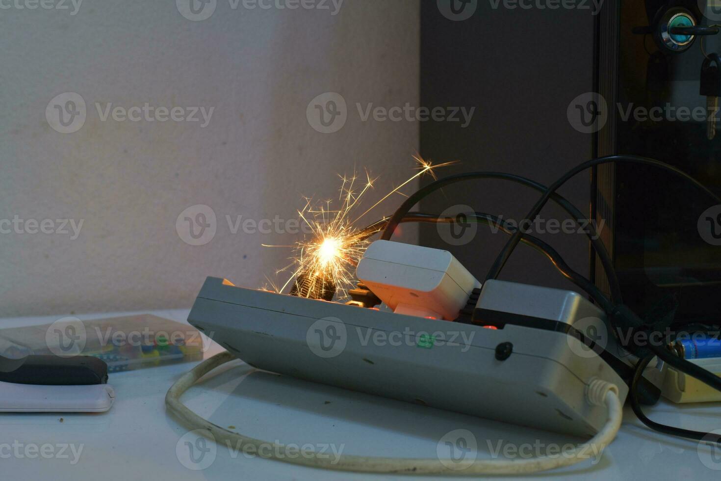 eléctrico enchufe chispas y ardiente causado por un corto circuito, concepto, peligro desde utilizando no estándar equipo, defectuoso equipo foto