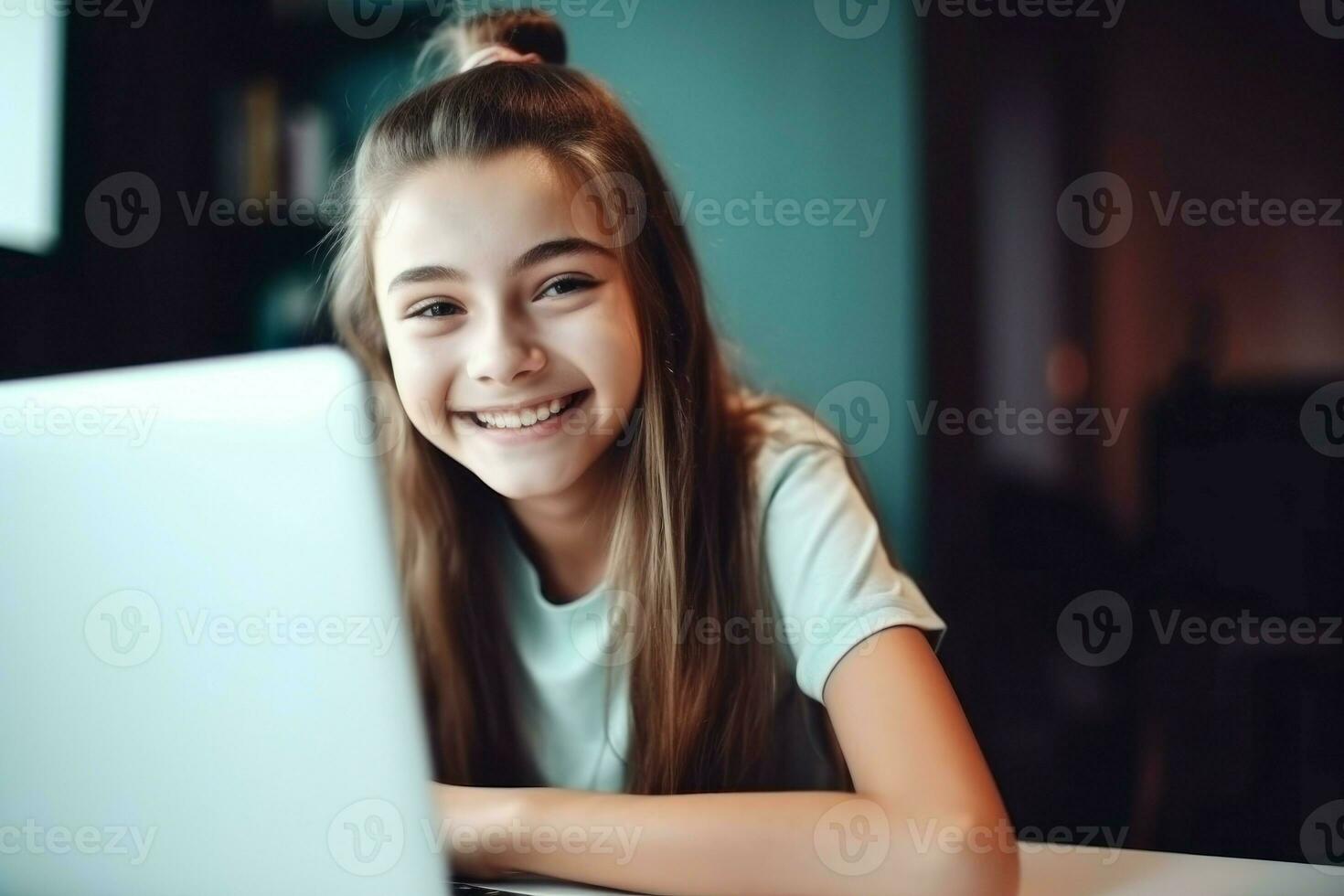 sonriente adolescente niña ordenador portátil usar. generar ai foto