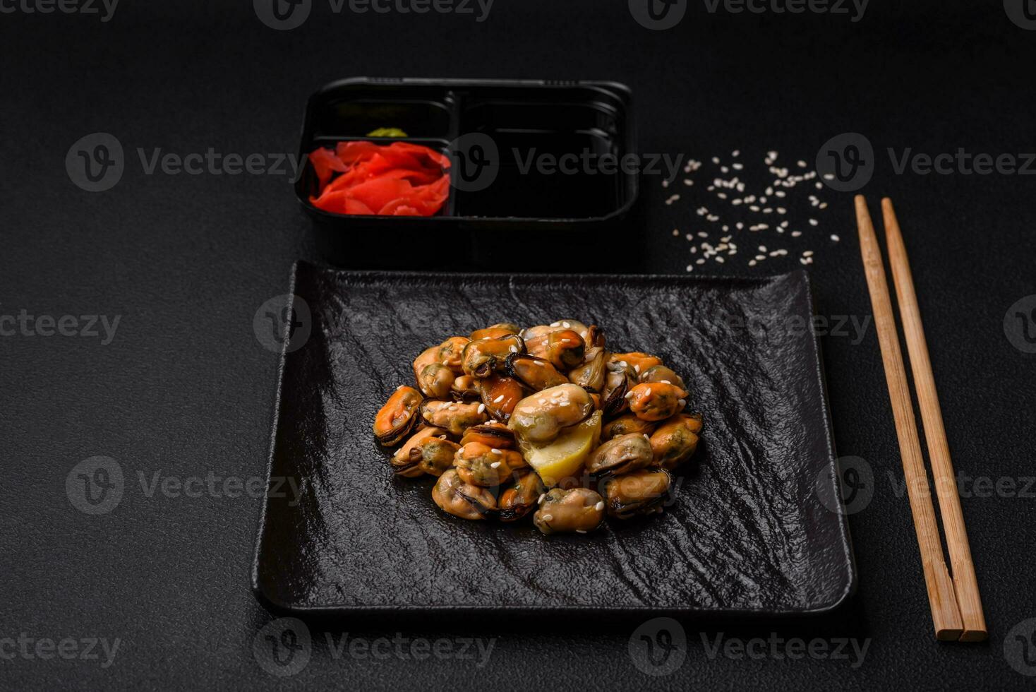 delicioso marinado mejillones con especias y hierbas en un cerámico plato foto