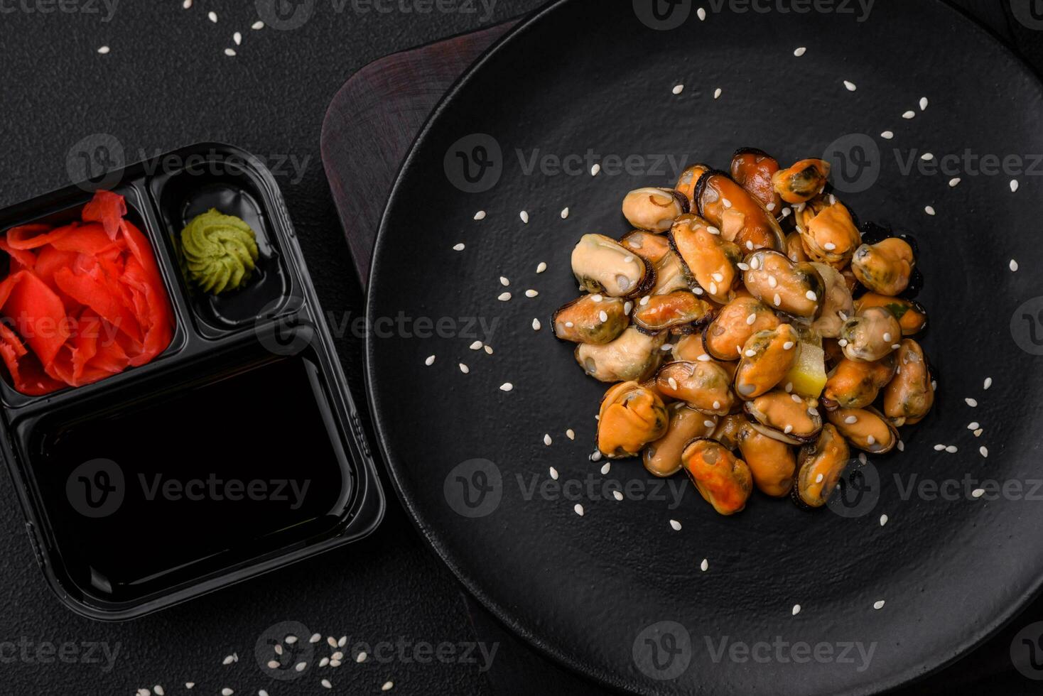 delicioso marinado mejillones con especias y hierbas en un cerámico plato foto