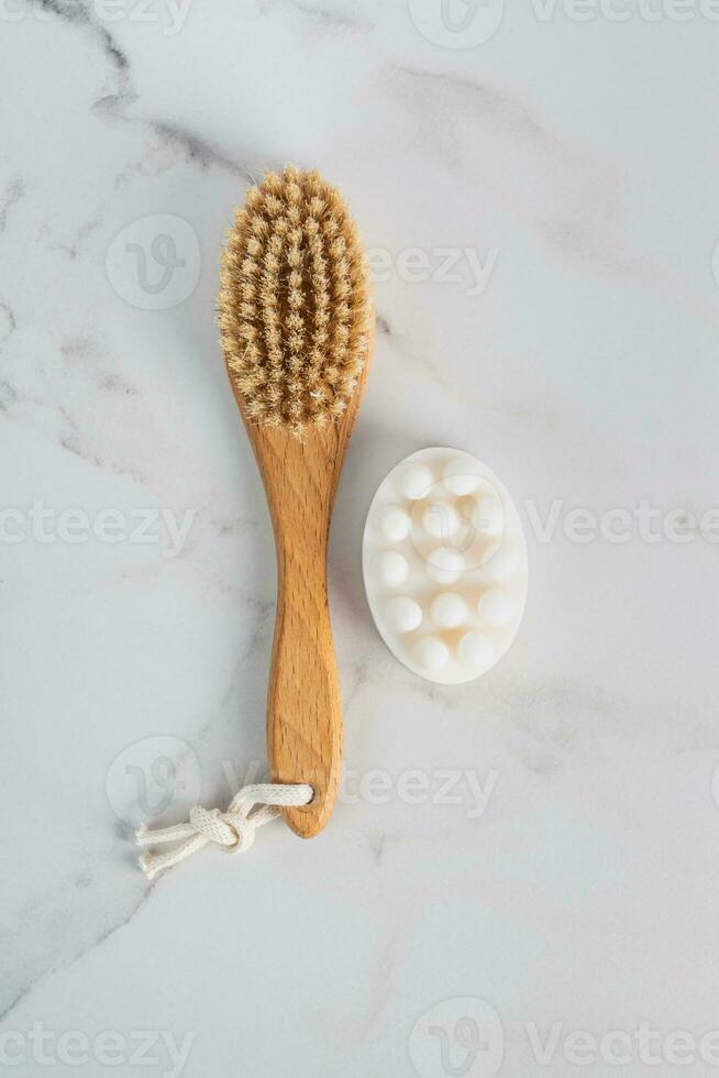 parte superior ver de masajear jabón con seco masaje cepillo para hogar spa anti envejecimiento procedimientos. foto