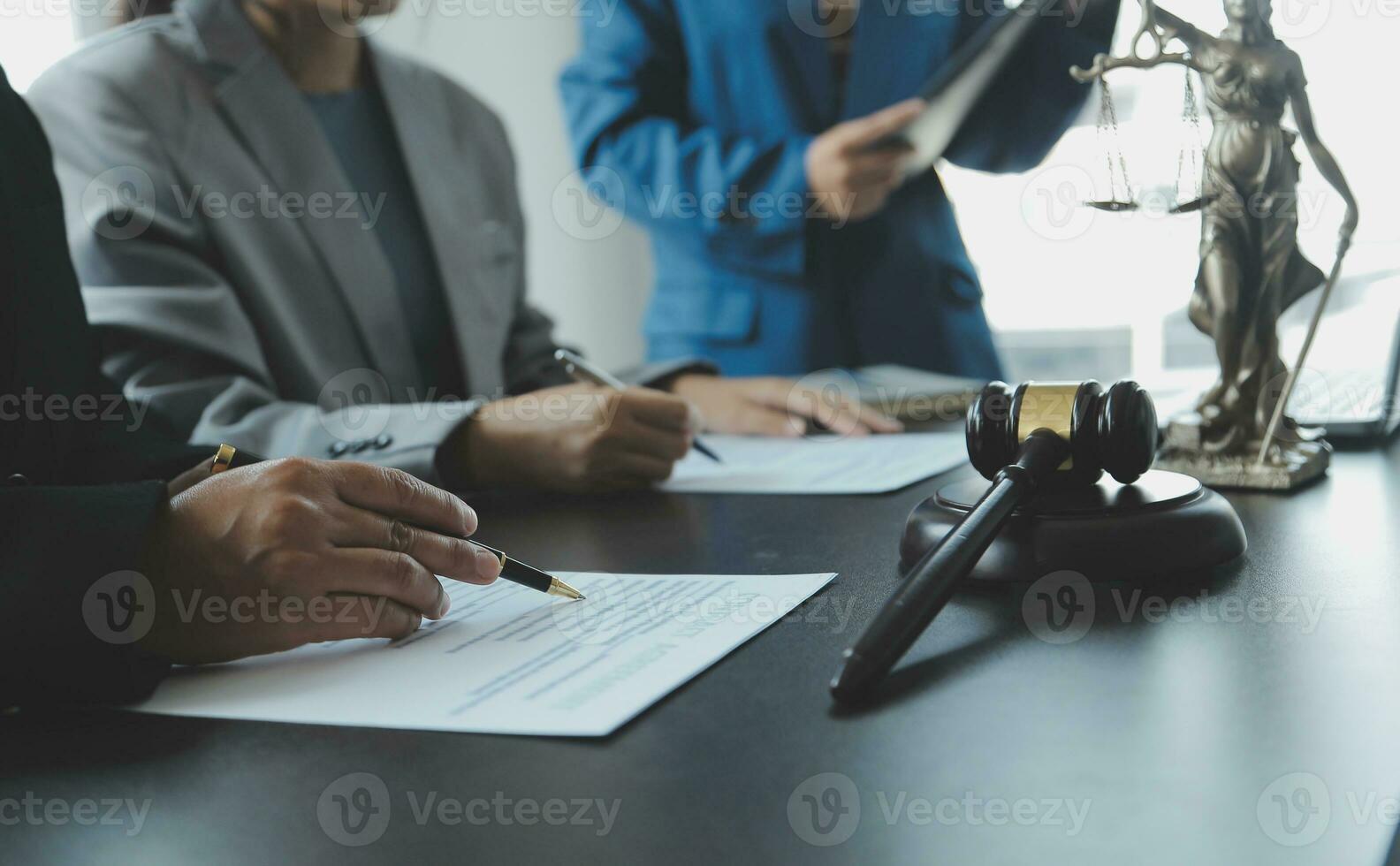abogado masculino que trabaja con papeles de contrato y mazo de madera en tabel en la sala del tribunal. justicia y derecho, abogado, juez de la corte, concepto. foto
