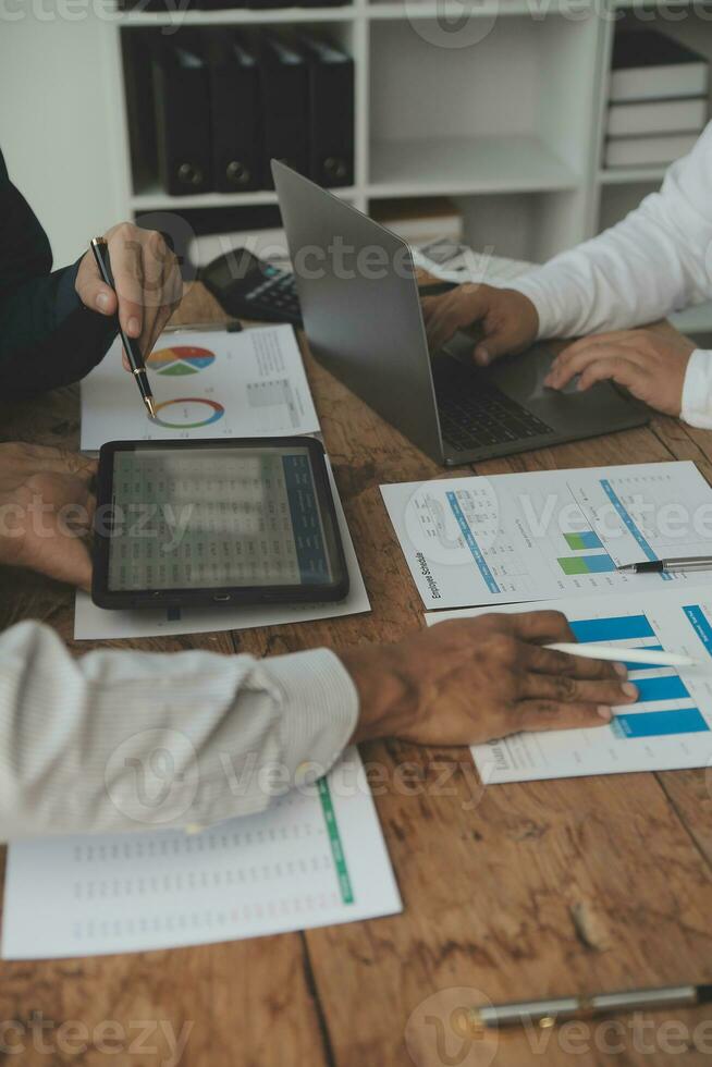 equipo de gente de negocios trabajando juntos en la oficina de la sala de reuniones, gráficos de antecedentes de trabajo en equipo y banner de gráficos, trabajo en equipo exitoso de doble exposición, concepto de planificación empresarial. foto