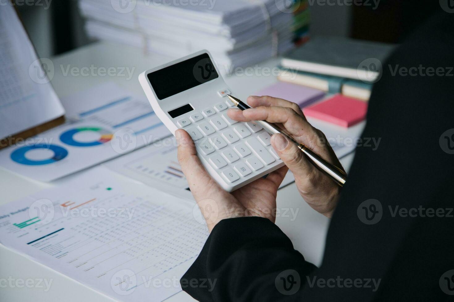 mujer de negocios o contadora que trabaja en inversiones financieras en calculadora, cálculo, análisis de negocios y crecimiento de marketing en gráficos de datos de documentos financieros, contabilidad, concepto económico y comercial. foto