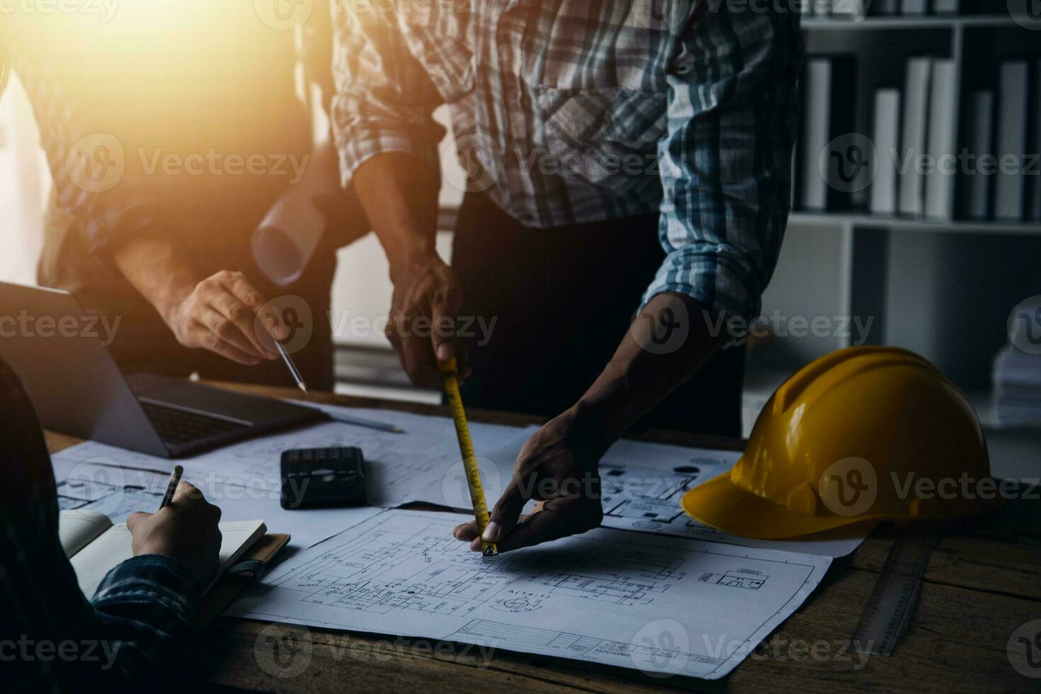 concepto de construcción y estructura de reunión de ingenieros o arquitectos para el proyecto que trabaja con socios y herramientas de ingeniería en la construcción de modelos y planos en el lugar de trabajo, contrato para ambas empresas. foto