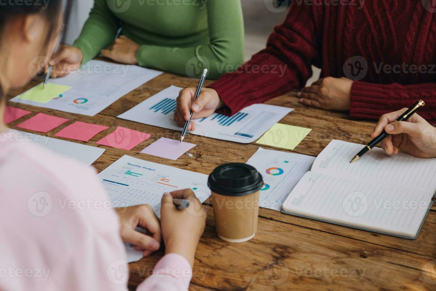 lluvia de ideas colaboración y exitoso camaradería análisis por joven negocio asiático personas trabajando en un oficina espacio de trabajo foto